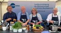(vlnr.) Fernsehkoch Frank Buchholz in der ersten Kochshow mit den Ehrengästen Karl Werring, Präsident der Landwirtschaftskammer NRW, Cornelia Langreck, Präsidentin des Westfälisch-Lippischen LandFrauenverbandes und Hubertus Beringmeier, Präsident des Westfälisch-Lippischen Landwirtschaftsverbandes