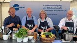 (vlnr.) Fernsehkoch Frank Buchholz in der ersten Kochshow mit den Ehrengästen Karl Werring, Präsident der Landwirtschaftskammer NRW, Cornelia Langreck, Präsidentin des Westfälisch-Lippischen LandFrauenverbandes und Hubertus Beringmeier, Präsident des Westfälisch-Lippischen Landwirtschaftsverbandes