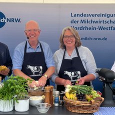 (vlnr.) Fernsehkoch Frank Buchholz in der ersten Kochshow mit den Ehrengästen Karl Werring, Präsident der Landwirtschaftskammer NRW, Cornelia Langreck, Präsidentin des Westfälisch-Lippischen LandFrauenverbandes und Hubertus Beringmeier, Präsident des Westfälisch-Lippischen Landwirtschaftsverbandes