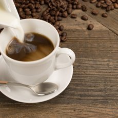 Kaffee geniessen mit Milch