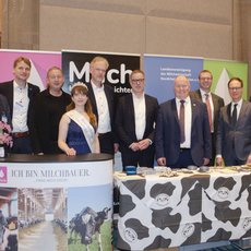 Gruppenfoto der Veranstalter und Aussteller des Milchforums mit Milchkönigin