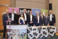 Gruppenfoto der Veranstalter und Aussteller des Milchforums mit Milchkönigin