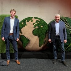 Benedikt Langemeyer und Hans Stöcker vor der 100-Jahre-Skulptur der Grünen Woche