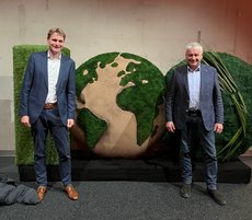 Benedikt Langemeyer und Hans Stöcker vor der 100-Jahre-Skulptur der Grünen Woche