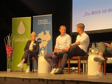 Podiumsgäste beim Forum Milch NRW (v.l.n.r.): Agrarbloggerin Marie Hoffmann, Kasper Thormod Nielsen, Leiter der Unternehmenskommunikation und Nachhaltigkeit von Arla Foods und Moderator Matthias Schulze Steinmann, Chefredakteur von top agrar