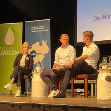 Podiumsgäste beim Forum Milch NRW (v.l.n.r.): Agrarbloggerin Marie Hoffmann, Kasper Thormod Nielsen, Leiter der Unternehmenskommunikation und Nachhaltigkeit von Arla Foods und Moderator Matthias Schulze Steinmann, Chefredakteur von top agrar