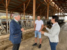 David Höller stellt beim Hofrundgang seinen Stall und sein Hofkonzept vor.