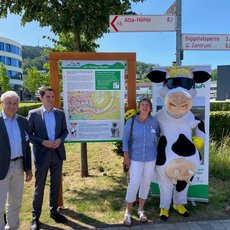 Eroeffnung des Themenwegs „Milch“ in Attendorn (vlnr: Hans Stoecker, Rheinischer Vorsitzender LV Milch, Christian Pospischil, Buergermeister der Hansestadt Attendorn, Hildegard Hansmann-Machula, WLV, Vorsitzende oeffentlichkeitsausschuss, Michael Richard, WLV, Vorsitzender Kreisverband Olpe)