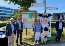 Eroeffnung des Themenwegs „Milch“ in Attendorn (vlnr: Hans Stoecker, Rheinischer Vorsitzender LV Milch, Christian Pospischil, Buergermeister der Hansestadt Attendorn, Hildegard Hansmann-Machula, WLV, Vorsitzende oeffentlichkeitsausschuss, Michael Richard, WLV, Vorsitzender Kreisverband Olpe)