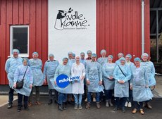 Teilnehmer des Runden Tischs für Milch in Schule bei der Hofmolkerei volle Kanne