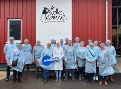 Teilnehmer des Runden Tischs für Milch in Schule bei der Hofmolkerei volle Kanne