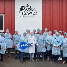 Teilnehmer des Runden Tischs für Milch in Schule bei der Hofmolkerei volle Kanne