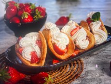 Gebäck mit Erdbeeren und Sahne