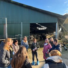 Gastgeber Kevin Anhamm (2.v.r.) gab den Teilnehmern bei der Hofführung Einblicke in seine Arbeit
