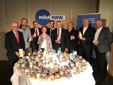 Die Podiumsgäste v.l.n.r.: Dr. Rudolf Schmidt (Geschäftsführer LV Milch), Bas de Groot (Milchsommelier), Staatssekretär Dr. Heinrich Bottermann (MUNLV), Dr. Mechthild Frentrup (Milchviehhalterin DMK), Matthias Schulze Steinmann (Chefredakteur top-agrar), Hans Stöcker (geschäftsf. Vorstand LV Milch), Dr. Rupert Ebner (Umweltreferent SlowFood Deutschland e. V.), Jan Kruise (Managing Director der FrieslandCampina Germany GmbH, Wilhelm Brüggemeier (geschäftsf. Vorstand LV Milch)