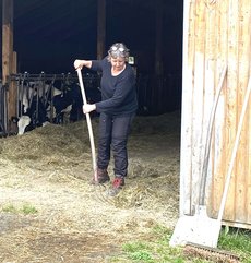 Hille zeigt ihren Kuhstall als Einblick in die tägliche Arbeit