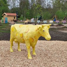 große gelbe Kuhstatue 