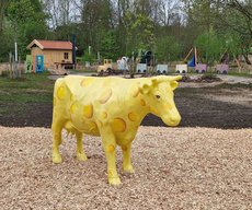 große gelbe Kuhstatue 