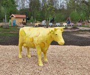 große gelbe Kuhstatue 