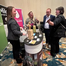 Besucher am Gemeinschaftsstand