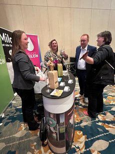 Besucher am Gemeinschaftsstand