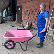 Iris Niermeyer auf ihrem Hof