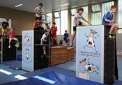 Bewegung, Spaß und ein wenig Mut sind bei der Sportart `Le Parcours` wichtig.