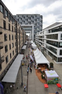 Blick auf die Ausstellungsfläche des NRW-Tags am Rheinauhafen
