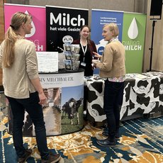 Standpersonal und Besucher vor dem Stand