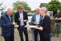 Jutta Kuhles verteilt Kostproben an die Gäste