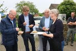 Jutta Kuhles verteilt Kostproben an die Gäste