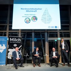 Nordwestdeutscher Milchtreff, Podium v.l.n.r. Karsten Schmal, Vizepräsident des Deutschen Bauernverbandes, Moderator Matthias Schulze Steinmann (Chefredakteur top agrar), Erwin Wunnekink, LTO Nederland, Benedikt Langemeyer, Westfälischer Geschäftsführender Vorstand der Landesvereinigung der Milchwirtschaft NRW e. V. 