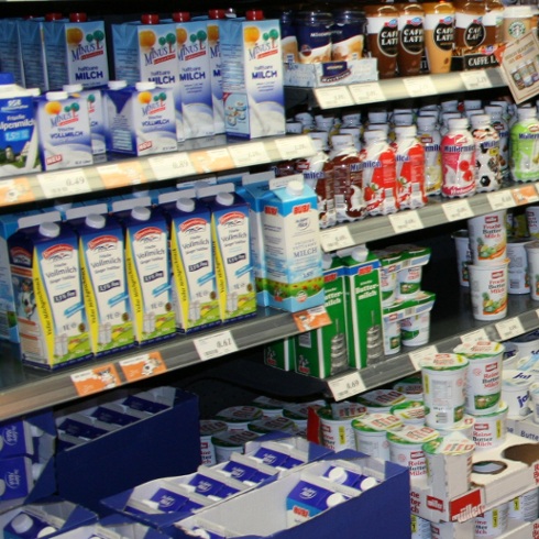 Milchprodukte im Kühlregal des Einzelhandel
