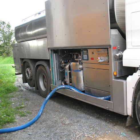 Tanksammelwagen holt Milch auf dem Bauernhof ab