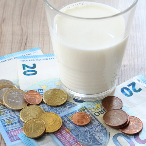 Milchglas auf 20-Euro-Scheinen mit Kleingeld
