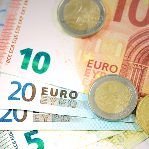 Euro-Scheine mit Münze